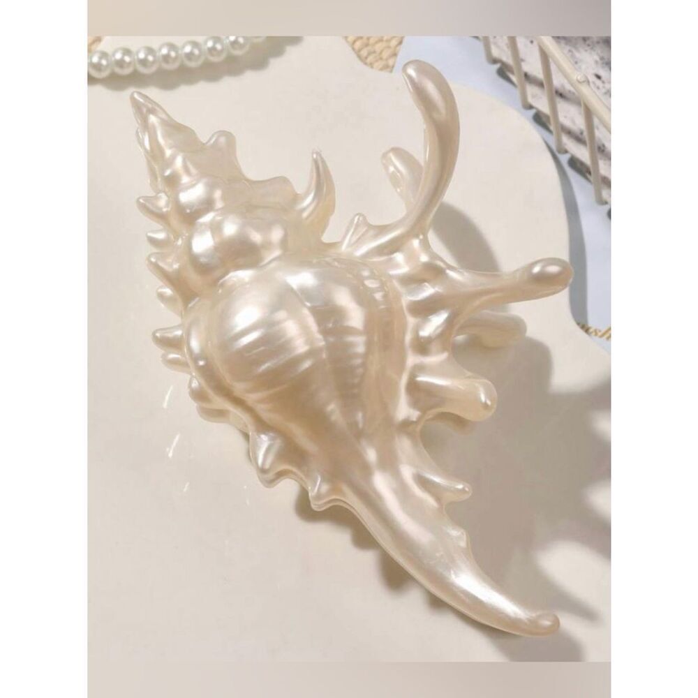 White shell Hair Claw Clip A1881